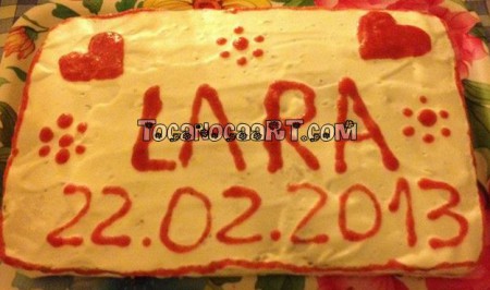 Cobertura com natas e creme de morango, recheio de morango.